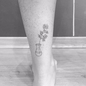Dainty vase tattoo by Brunella Simoes #BrunellaSimoes #minimalistic #linework #vase #flower