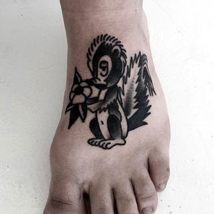 ¡Un zorrillo de buen aspecto a pie!  Tatuaje de Levi Rivoire.  #levirivoire #traditional #sorttattoos #skunk #skunktattoo
