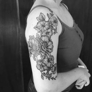 Lindo trabalho floral por Vital Monteiro! #Vital #VitalMonteiro #tatuadoresbrasileiros #mantratattoo #tattooguest #botanic #botanica #botanical #botanicatattoo #flower #flores