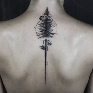 Tatuaje de pino en la espalda por Gavor Zolyomi #GaborZolyomi #FatumTattoo #blackwork #illustrativetattoo #tree #spinetattoo