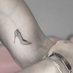 Shoe tattoo by Lindsay April. #shoe #heels #dotwork #pointillism #subtle #LindsayApril