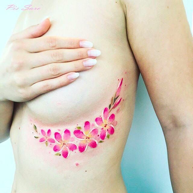 Tatuaje debajo del pecho de flores rosadas por Pis Saro @Pissaro_tattoo #PisSaro #PisSaroTattoo #Nature #Watercolor #Naturtattoo #Watercolortattoo #Botanical #Botanicaltattoo #Crimea #Russia
