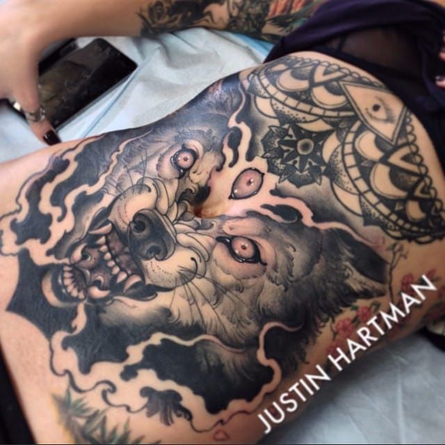 Una representación intensa de un lobo con un tercer ojo por Justin Hartman (IG — justinhartmanart).  #JustinHartman #bigstilet #neotradcional #ulv