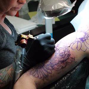 Tattoo Artist at work. The Business of Relationships: Your Tattooer Probably Isn’t Your Friend. (photo by kd diamond) #Tattoo #TattooArtist #BusinessRelationship
