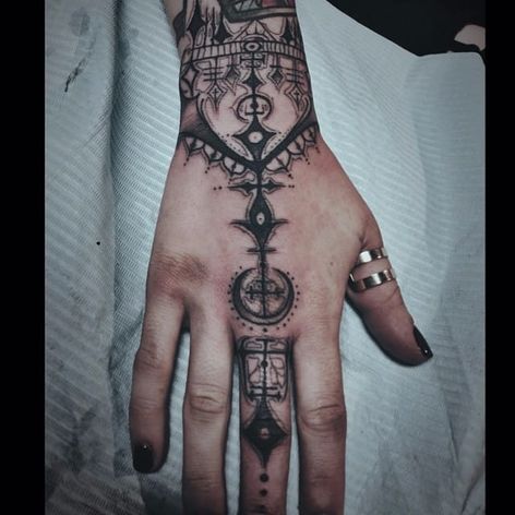Tatuaje decorativo Blackwork de OilBurner.  #OilBurner #blackwork #metal # dark #gothic #writing #metal #ornament