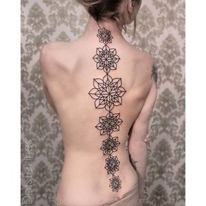 Spine tattoo by Chaim Machlev. #ChaimMachlev #DotstoLines #spine #spineline #back #backbone #line #geometry