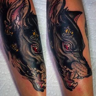 Otro increíble tatuaje de cabeza de lobo de Aaron Harman.  #AaronHarman #NeoTradicional #SVNHOUSE #bi #ulvehoved #ulv