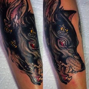 Another awesome wolf head tattoo by Aaron Harman. #AaronHarman #NeoTraditional #SVNHOUSE #bee #wolfhead #wolf