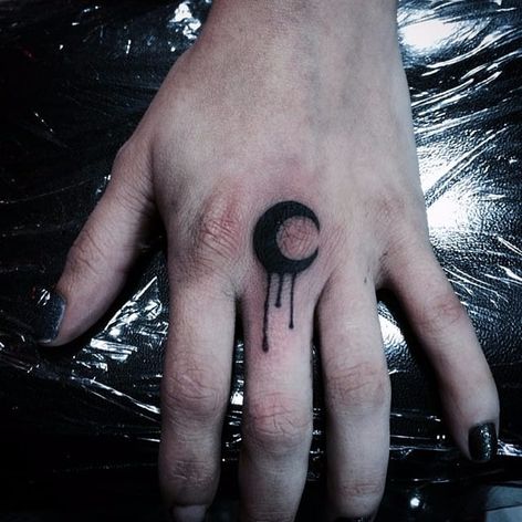 Tatuaje de media luna en negro simple de OilBurner.  #OlieBurner #blackwork #metal # dark #gothic # moon #minimalist # creciente