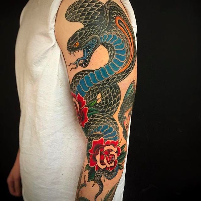 Hermoso y feroz tatuaje de cobra con rosas.  Rad trabajo de Graham Beech.  #GrahamBeek #NeoTradicional #Tatuajes de animales #cobra #rosas #mangas