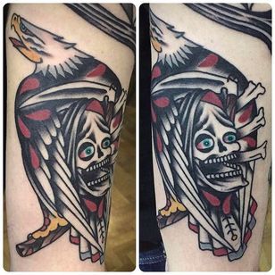 Fantástico tatuaje de águila con una genial calavera en la espalda.  Tatuaje realizado por Tattoo Rome.  #TattooRom # eagle #traditional #head