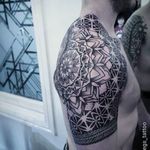 Beautiful composition on this shoulder tattoo done by Keegan Sweeney. #KeeganSweeney #keegstattoo #geometrictattoo #shouldertattoo #floweroflife