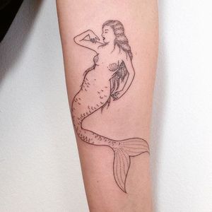 Hand poke lady tattoo by Tati Compton. #TatiCompton #handpoke #women #lady #fineline #linework #mermaid