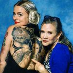 Carrie Fisher posing alongside her tattoo likeness. #starwars #princessleia #carriefisher #portrait #movies