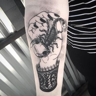 Tatuaje de escorpión por Alexis Kaufman #scorpion #blackwork #blckwrk #blackink #blacktattoos #blackworkartist #AlexisKaufman