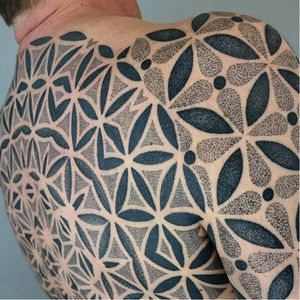 Detail of that tattoo by Deryn Twelve #DerynTwelve #geometric #ornamental #dotwork #pointillism