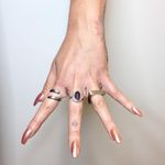 Some minimalist hand-poked line work that sports some Bay Area pride by Tati Compton (IG—taticompton). #blackwork #handpoked #fingers #microtattoo #minimalism #ornamental