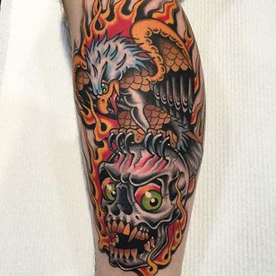 Uno de los tatuajes incondicionales de águila y calavera de Moses D Mezoghlian (IG — moses_d_mezoghlian).