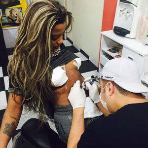 Cantora Ludmilla sendo tatuada por Gustavo Gomes #GustavoGomes #brasil #brazil #tatuadoresdobrasil #brazilianartist
