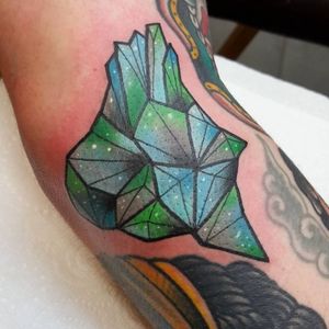Crystal tattoo by Paula Castle, photo: Instagram #blue #crystal #crystalcluster #neotraditional #PaulaCastle
