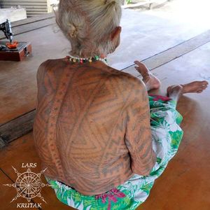 Back tattoos of Taitá Oa of Hisiu village, PNG, 2012 #tribal #tribe #patternwork #history #LarsKrutak