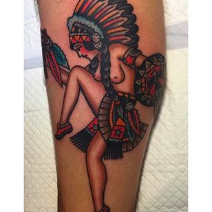 Diseño clásico de una chica nativa.  Tatuaje realizado por Jaclyn Rehe.  #JaclynRehe #ChapelTattoo #traditional #girl #girlhead #girlsgirlsgirls #nativeamericangirl