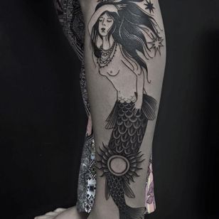 Tatuaje de sirena oscura por Andre Cast #AndreCast #blackwork #mermaid