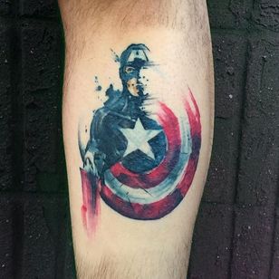 Trazos de pincel acuarela Capitán América tatuaje de Georgia Gray.  #ilustrativo #incompleto #acuarela #GeorgiaGray #pinceladas #CaptainAmerica