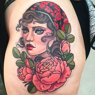 Tatuaje de dama y rosas por Hannah Flowers @Hannahflowers_tattoos #Hannahflowerstattoos #girl #woman #lady #girltattoo #ladytattoo #Inkslavetattoos #roses #retrato