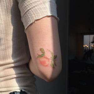 Delicate peach tattoo by thistle.like #thistlelike #peachtattoos #watercolor #peach #fruit #foodtattoo #leaves #nature #food #cute #painterly