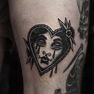 Mujer llorando enmarcada por un corazón, tatuaje súper genial hecho por Ibi Rothe.  #IbiRothe #traditional tattoo #fat tattoos #heart #cryinglady