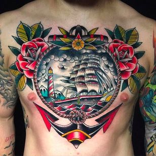 Tatuaje de inspiración increíblemente náutica de Tom Lortie.  #TomLortie # tatuaje tradicional # tatuaje de color # ancla # galle # faro