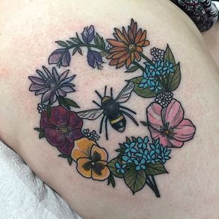Corona de flores neo tradicional y bi-tatuaje de Lydia Hazelton.  #newtraditional #bee #insect #flowers #flowerswreath #wreath #LydiaHazelton