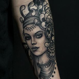 Tatuaje gitano de Victor Kludge #VictorKludge #traditional #surrealistic #gypsy