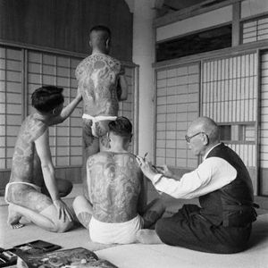 Horiuno II tattooing a client while one of his students studies his work. #HoriunoII #Irezumi #Japanese #tebori #traditional