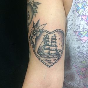 Coração de marinheiro #BrisaIssa #oldschool #tradicional #TatuadorasDoBrasil #tatuadorasbrasileiras #ship #caravela #heart #coração #rope #corda