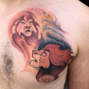 Mufasa tiene un mensaje de Simba.  Tatuaje de Jackie Huertas.  #traditional #JackieHuertas #El Rey León #Mufasa #Simba #live #Disney