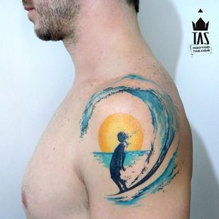 Tatuaje de surf por Rodrigo Tas #WatercolorTattoo #WatercolorTattoo #WatercolorArtists #Watercolor #Brazil #BrazilianTattooArtists #RodrigoTas #surf #surfer