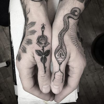 Finger tattoos by Zac Scheinbaum #ZacScheinbaum #KingsAvenueTattoo #kingsave #blackandgrey #rose #snake #cobra #pattern #leaves #small #tattoooftheday