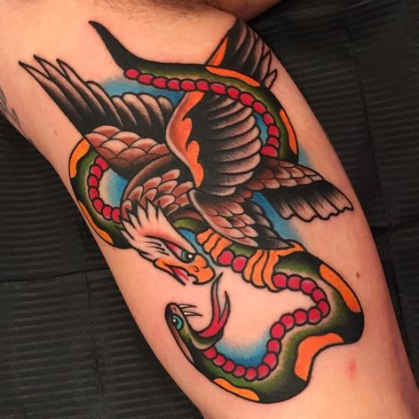 Un diseño clásico de serpiente y águila de Samuele Briganti (IG - samuelebriganti).  #fed #bright #eagle #SamueleBriganti #slange #traditional