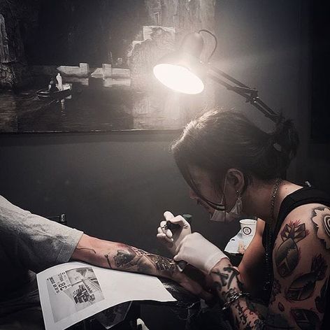 Foto de Jeong Hwi Jeon tatuando el antebrazo de uno de sus clientes.  #gris negro #JeongHwiJeon #realismo