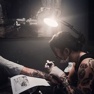 Photo of Jeong Hwi Jeon tattooing the forearm of one of his clients. #blackandgrey #JeongHwiJeon #realism