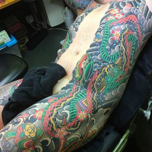 Horimono masivo interpretado por Amar Goucem.  Increíble trabajo de tatuador y coleccionista, ¡saludos!  #AmarGoucem #dragontattooNL #JapaneseStyle #horimono #hebi #snake #sakura