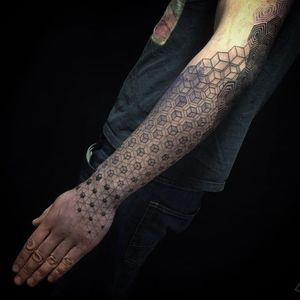 Exceptional detailed work on this geometric cubic sleeve by Anich Andrew. #geometric #geometry #squares #blackwork #anichandrew