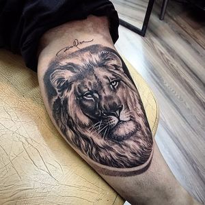 Leão em preto e cinza por Alexandre Dallier, assinado! #Dallier  #leao #lion #liontattoo #lionhead #felino #reidaselva #theking #animaltattoo #tatuagemdeaninais #realismo