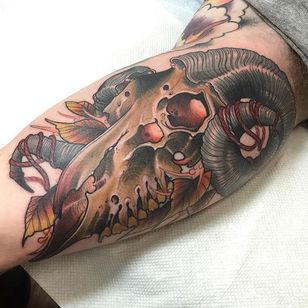 Tatuaje de calavera de carnero por Emmanuel Mendoza