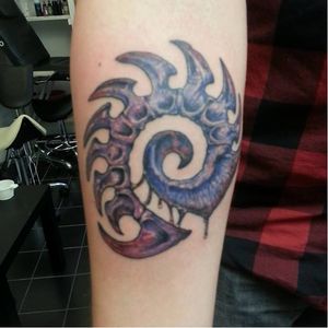 Walle Big-W (IG—bigwtattoo) transcribes this Zerg symbol perfectly onto the skin of his client. #StarCraft  #videogames #WalleBigW #Zerg