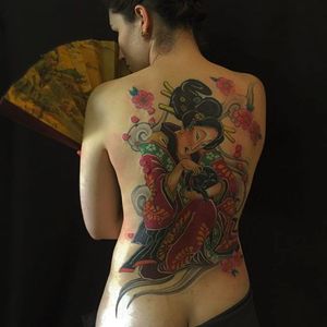 Geisha holding a cat with some blossoms, sakura. Beautiful back tattoo by Luciano Vazquez. #LucianoVazquez #JapaneseStyle #irezumi #japanesetattoo #geisha