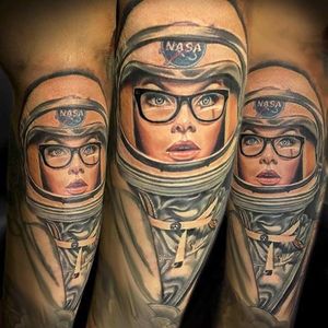 This is a great tattoo, but they won't let you be an astronaut if you wear glasses. By Aggie Vnek (via IG -- aggie_vnek) #aggievnek #astronaut #astronauttattoo