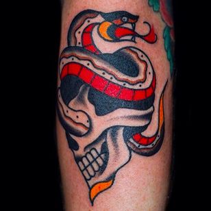 Tatuaje simple pero sólido de serpiente y cráneo de Shamus Mahannah.  #shamusmahannah #traditioneltattoo #kraniet #slange #traditional